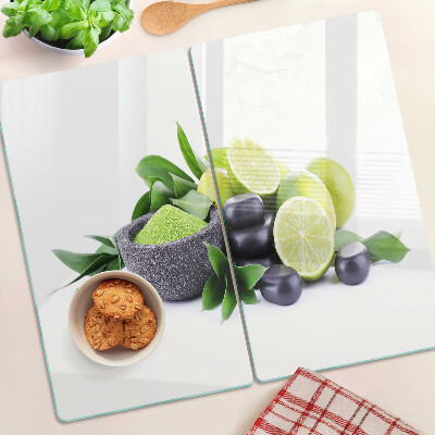 Tábua para corte Limões e uvas em um fundo verde