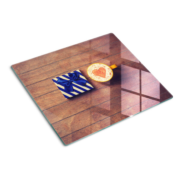 Tábua para cozinha Um presente com um coração em uma xícara