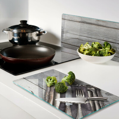 Tábua para corte Talheres rústicos sobre fundo de madeira