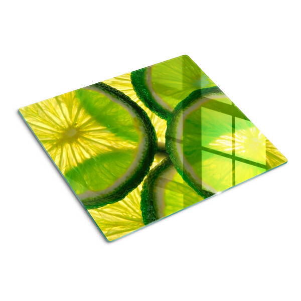 Tábua para corte Fatias de limão em um fundo verde