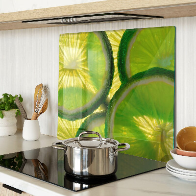 Tábua para corte Fatias de limão em um fundo verde