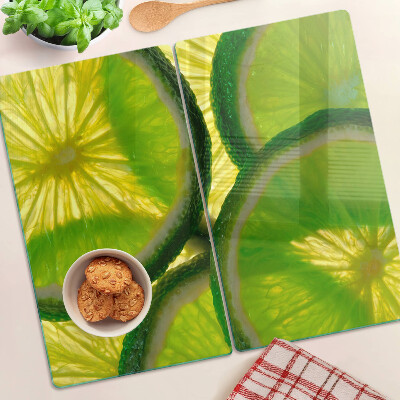 Tábua para corte Fatias de limão em um fundo verde