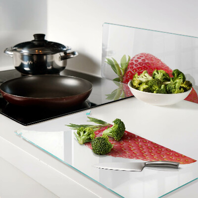 Tábua para corte Morango em fundo branco