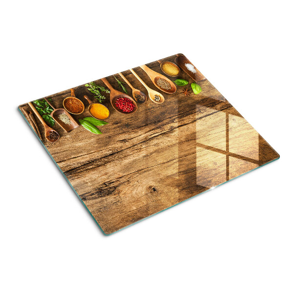 Tábua para corte Especiarias e ervas em um fundo de madeira