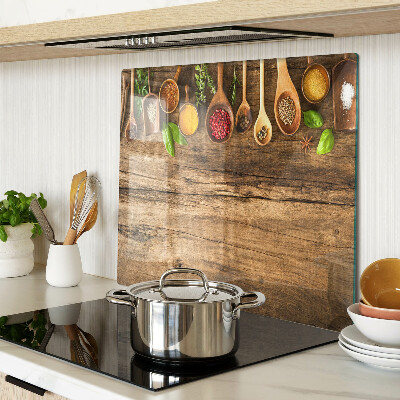 Tábua para corte Especiarias e ervas em um fundo de madeira