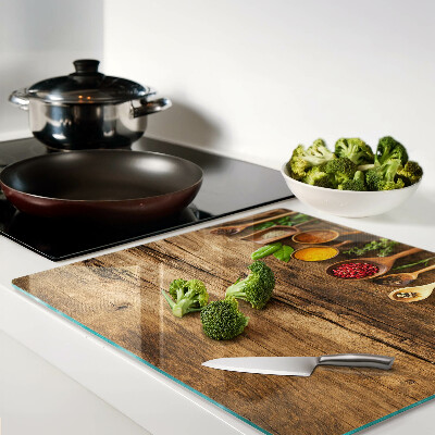 Tábua para corte Especiarias e ervas em um fundo de madeira