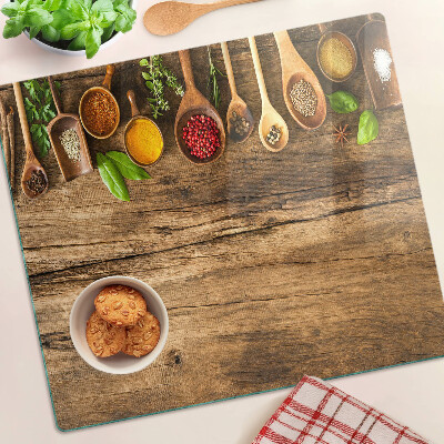 Tábua para corte Especiarias e ervas em um fundo de madeira