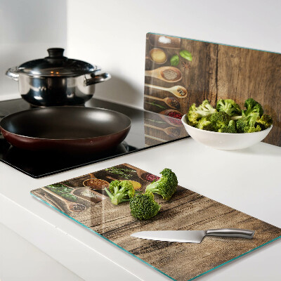 Tábua para corte Especiarias e ervas em um fundo de madeira