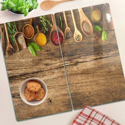 Tábua para corte Especiarias e ervas em um fundo de madeira