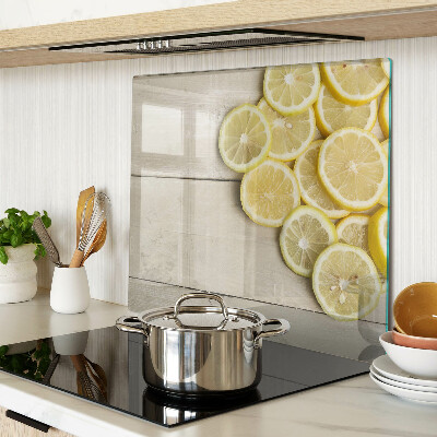 Tábua para cozinha Fatias de limão em um fundo de madeira