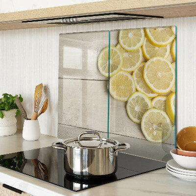 Tábua para cozinha Fatias de limão em um fundo de madeira