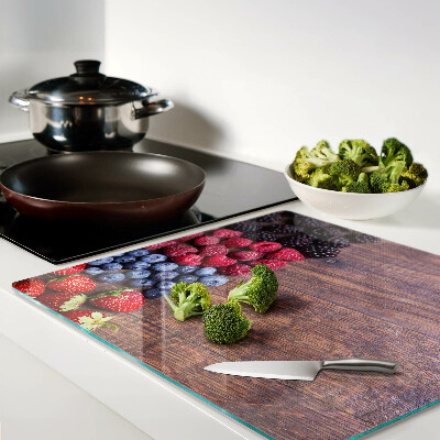 Tábua para cozinha Frutas da floresta em um fundo de madeira