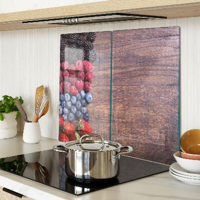 Tábua para cozinha Frutas da floresta em um fundo de madeira