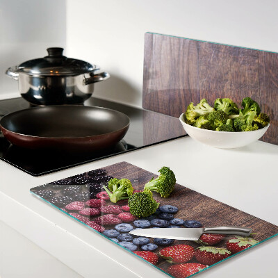 Tábua para cozinha Frutas da floresta em um fundo de madeira