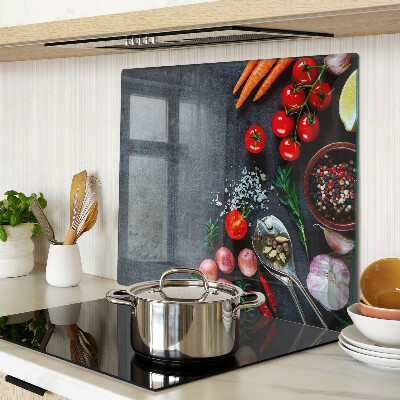 Tábua para cozinha Legumes e especiarias em um fundo escuro