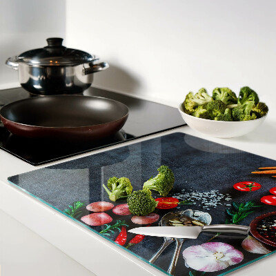 Tábua para cozinha Legumes e especiarias em um fundo escuro