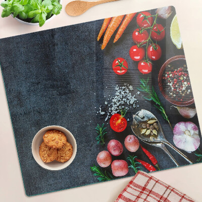 Tábua para cozinha Legumes e especiarias em um fundo escuro