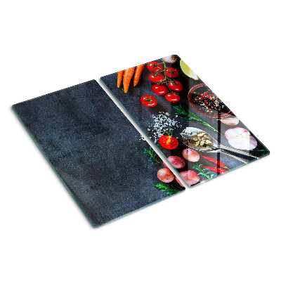 Tábua para cozinha Legumes e especiarias em um fundo escuro