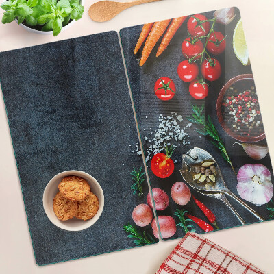 Tábua para cozinha Legumes e especiarias em um fundo escuro