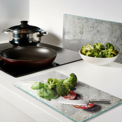 Tábua para corte Tomates com manjericão e sal