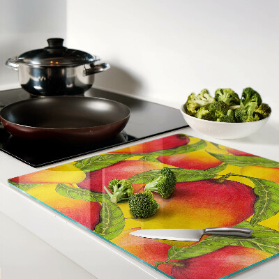 Tábua para corte Pimentões em um fundo de folhas verdes