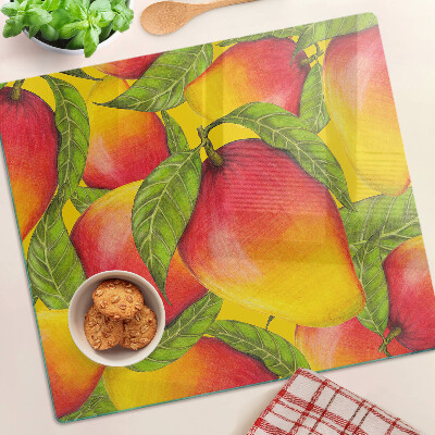 Tábua para corte Pimentões em um fundo de folhas verdes