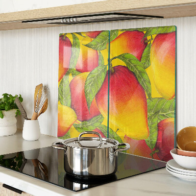 Tábua para corte Pimentões em um fundo de folhas verdes