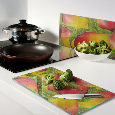 Tábua para corte Pimentões em um fundo de folhas verdes