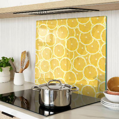 Tábua para corte Fatias de limão em um fundo amarelo