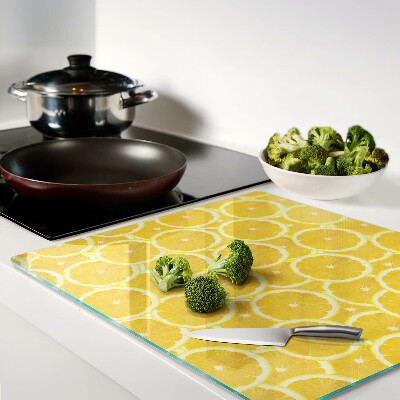 Tábua para corte Fatias de limão em um fundo amarelo