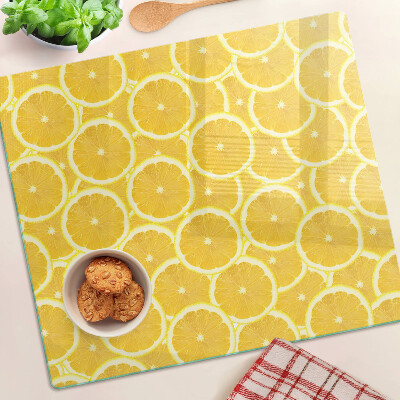 Tábua para corte Fatias de limão em um fundo amarelo