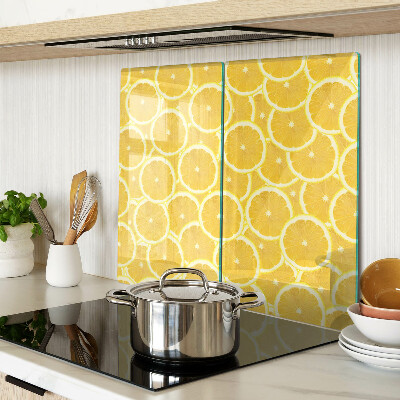 Tábua para corte Fatias de limão em um fundo amarelo