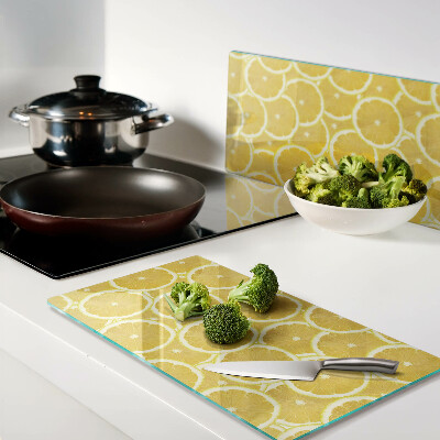 Tábua para corte Fatias de limão em um fundo amarelo