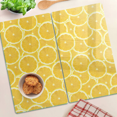 Tábua para corte Fatias de limão em um fundo amarelo