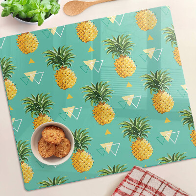 Tábua para corte Abacaxis em um fundo turquesa