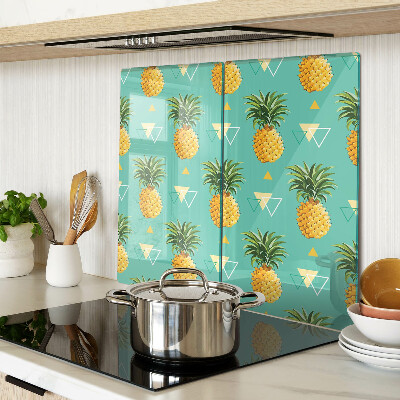 Tábua para corte Abacaxis em um fundo turquesa