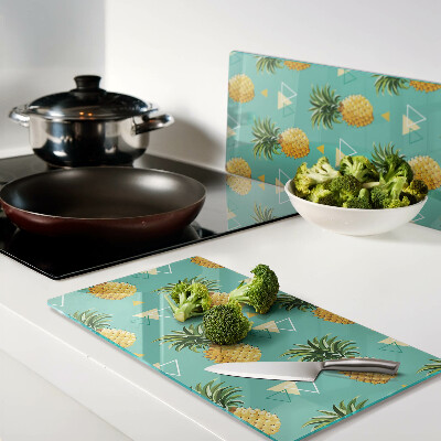 Tábua para corte Abacaxis em um fundo turquesa