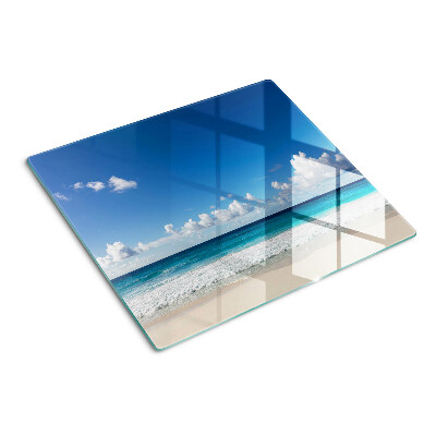 Tábua para corte Uma praia com águas turquesas e nuvens