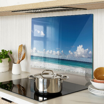 Tábua para corte Uma praia com águas turquesas e nuvens