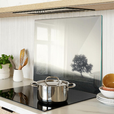 Tábua para cozinha Uma árvore em uma paisagem enevoada