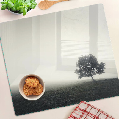 Tábua para cozinha Uma árvore em uma paisagem enevoada