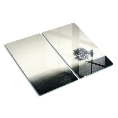 Tábua para cozinha Uma árvore em uma paisagem enevoada