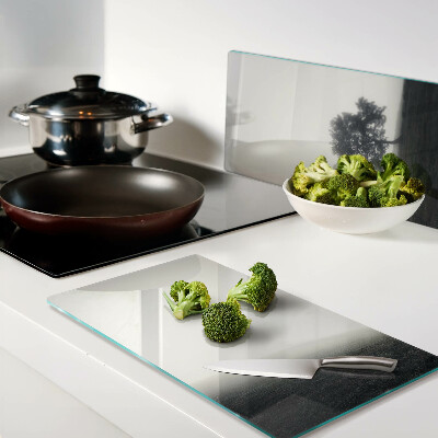 Tábua para cozinha Uma árvore em uma paisagem enevoada