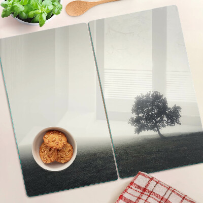 Tábua para cozinha Uma árvore em uma paisagem enevoada