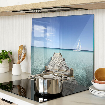 Tábua para corte Cais sobre o mar turquesa