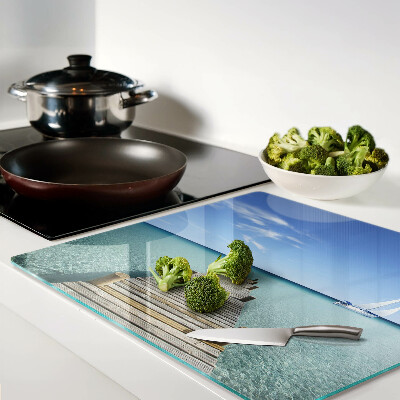 Tábua para corte Cais sobre o mar turquesa