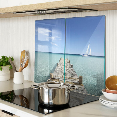 Tábua para corte Cais sobre o mar turquesa