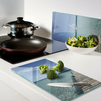 Tábua para corte Cais sobre o mar turquesa