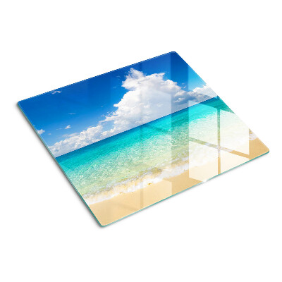 Tábua para corte Uma praia com águas turquesas e nuvens