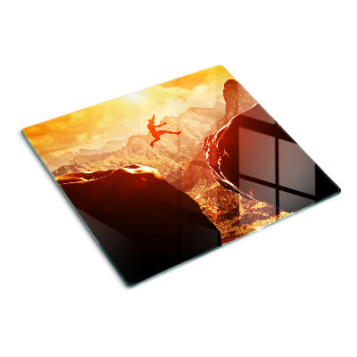 Tábua para corte Pular nas montanhas ao pôr do sol